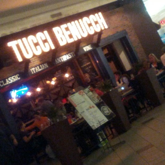 รูปภาพถ่ายที่ Tucci Benucch โดย Randy เมื่อ 10/16/2012
