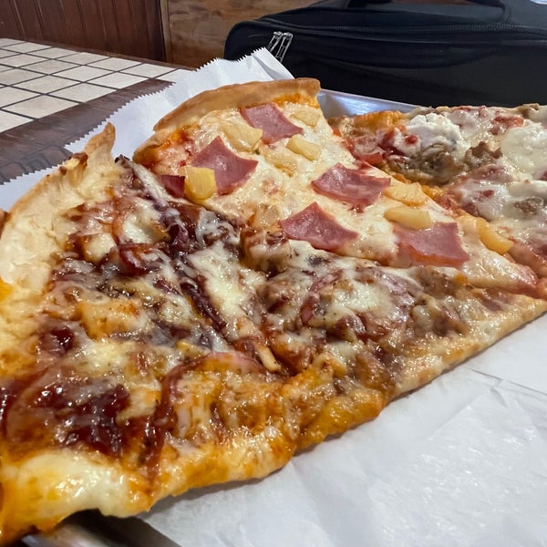 Снимок сделан в Rizzo&#39;s Fine Pizza пользователем Randy 10/1/2023