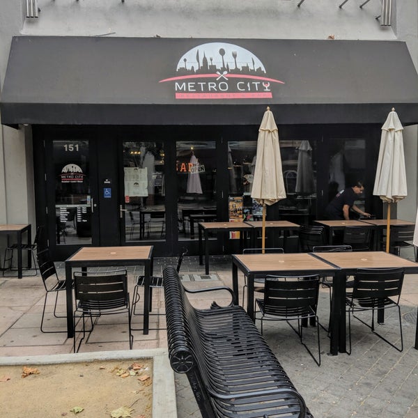 รูปภาพถ่ายที่ Metro City Restaurant and Bar โดย Randy เมื่อ 8/20/2019