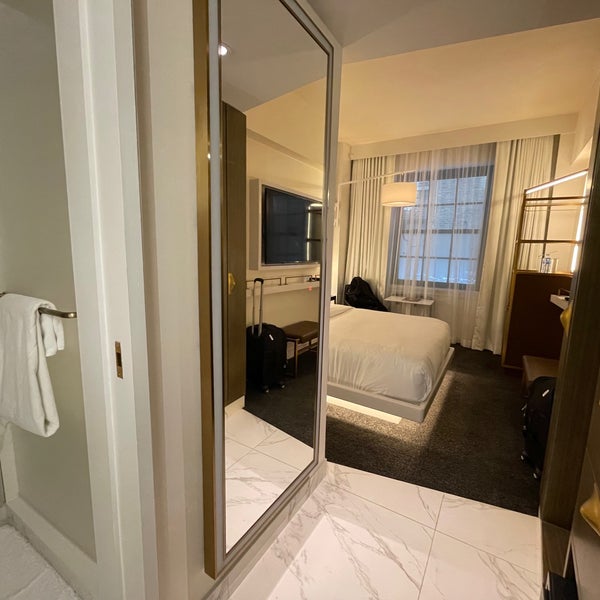 Foto diambil di Hotel Washington oleh Randy pada 4/24/2022