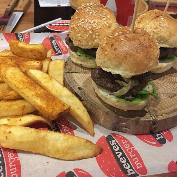 รูปภาพถ่ายที่ Beeves Burger โดย Burak เมื่อ 11/9/2015