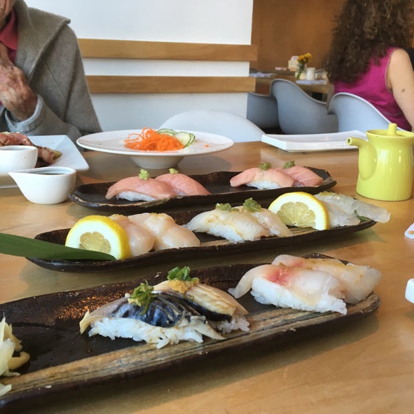 Photo prise au Summer Fish &amp; Rice Sushi par Max E. le6/5/2016