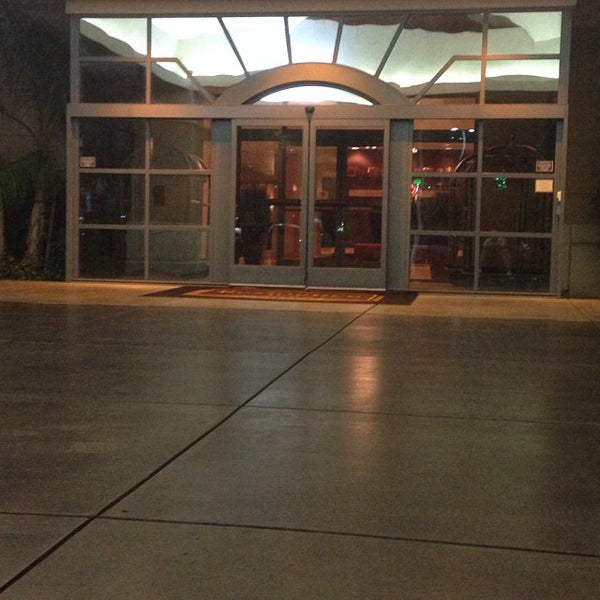 Foto diambil di Residence Inn by Marriott Las Vegas Hughes Center oleh Ivan S. pada 10/25/2013