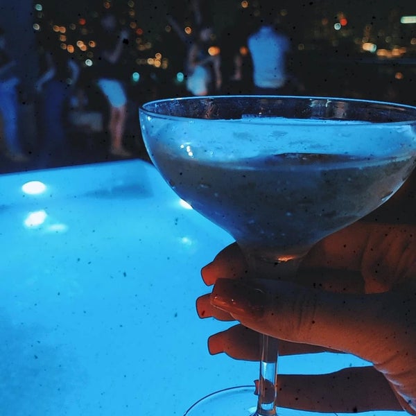 Good vibes, nice views, and excellent drinks. It is not too crowded, and there is no need to make a reservation.