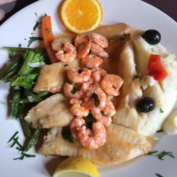 Снимок сделан в Allegro Seafood Grill пользователем Paula B. 4/27/2014