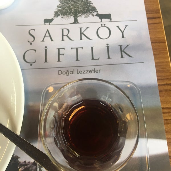 รูปภาพถ่ายที่ Şarköy Çiftlik Şarküteri &amp; Kahvaltı โดย Esin K. เมื่อ 10/16/2017