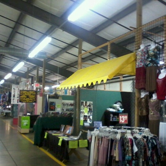 รูปภาพถ่ายที่ Pendergrass Flea Market โดย Bill C. เมื่อ 10/20/2012