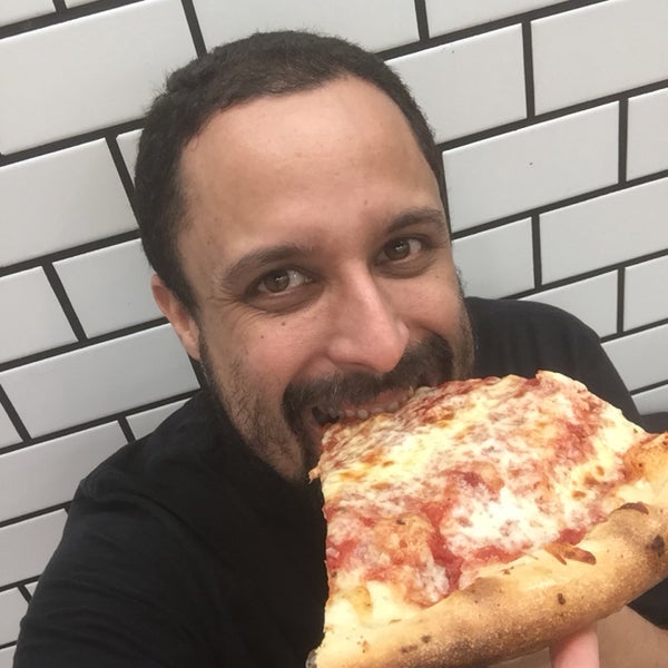 Foto diambil di 2 Bros. Pizza oleh Fabricio pada 10/8/2017