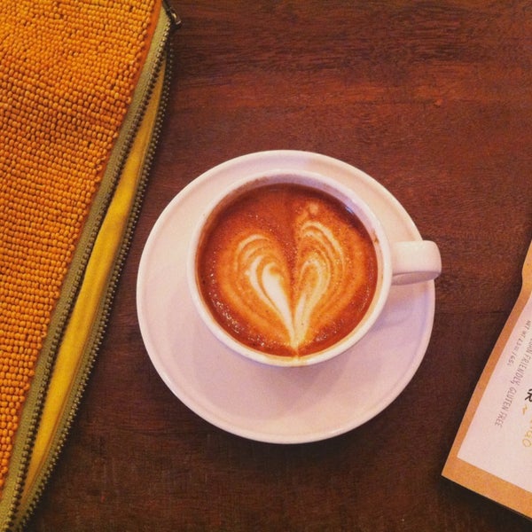 3/8/2013 tarihinde Jasmine M.ziyaretçi tarafından Vintage Heart Coffee'de çekilen fotoğraf