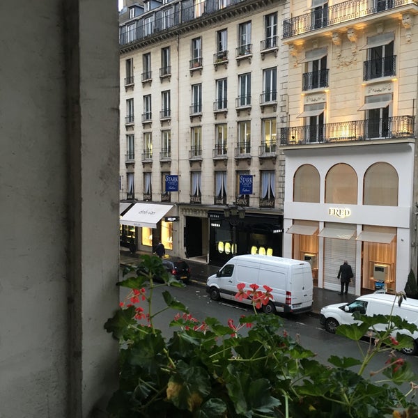 Photo taken at Hôtel Westminster by Vildan Y. on 10/28/2015