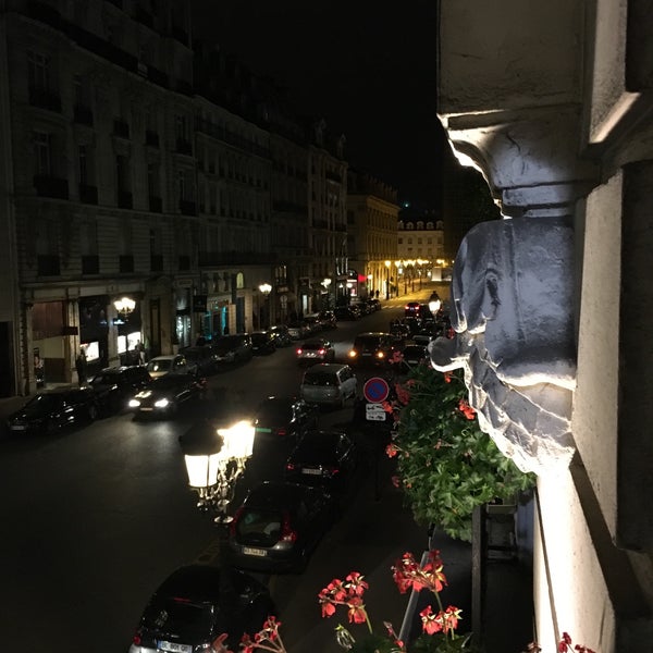Photo taken at Hôtel Westminster by Vildan Y. on 10/27/2015