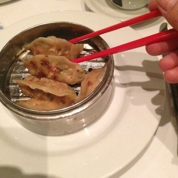 Foto diambil di Gigi&#39;s Asian Bistro And Dumpling Bar oleh R . pada 3/11/2013