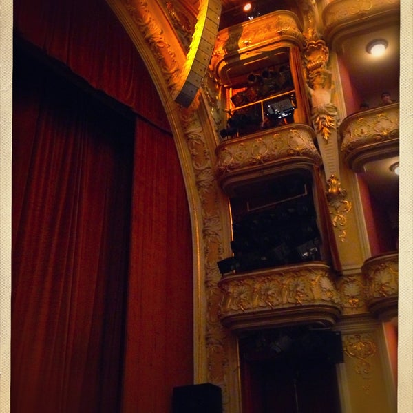 4/16/2013 tarihinde Listokkkziyaretçi tarafından Театр ім. Івана Франка / Ivan Franko Theater'de çekilen fotoğraf
