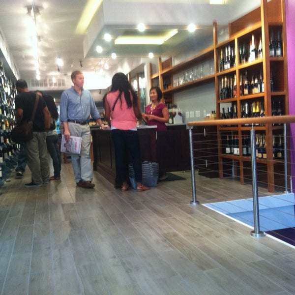 Das Foto wurde bei DCanter -- A Wine Boutique von Ashley Joy am 8/9/2013 aufgenommen