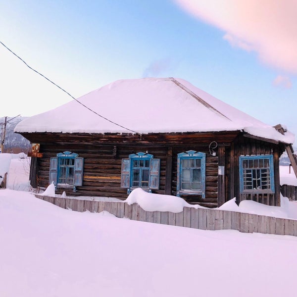 купил 2 дома на заимке.