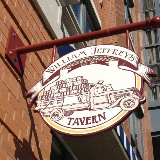 รูปภาพถ่ายที่ William Jeffrey&#39;s Tavern โดย Jason เมื่อ 10/14/2012