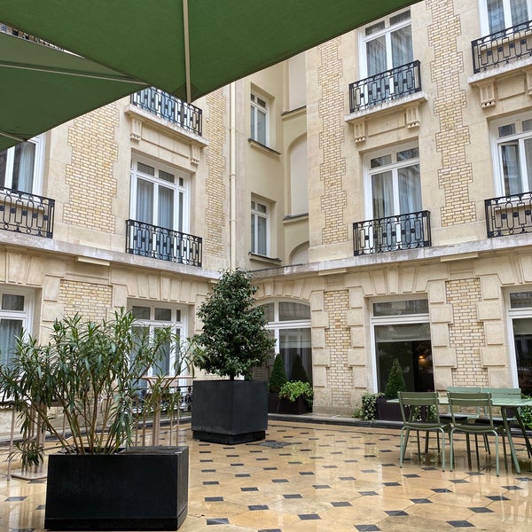 Foto diambil di Fraser Suites Le Claridge Champs-Élysées oleh abdallah a. pada 3/30/2022