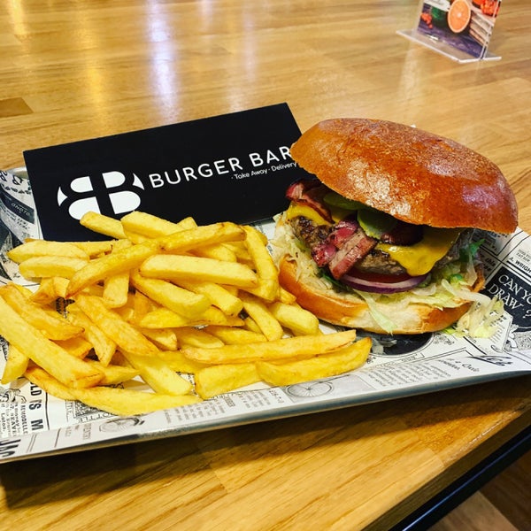 Das Foto wurde bei Burger Bar von adel c. am 10/6/2018 aufgenommen