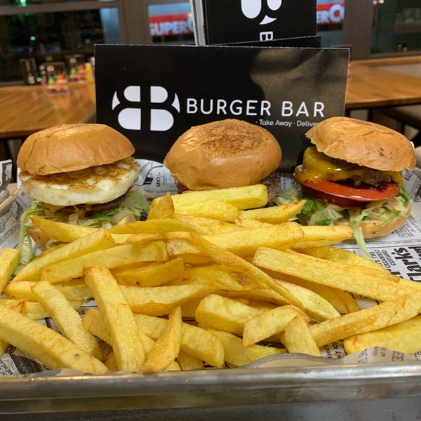 Das Foto wurde bei Burger Bar von adel c. am 10/6/2018 aufgenommen