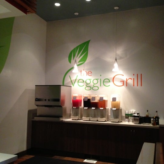 รูปภาพถ่ายที่ Veggie Grill โดย Andy เมื่อ 11/25/2012