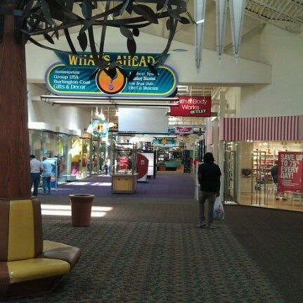 Photo prise au The Great Mall of the Great Plains par D M. le9/23/2012