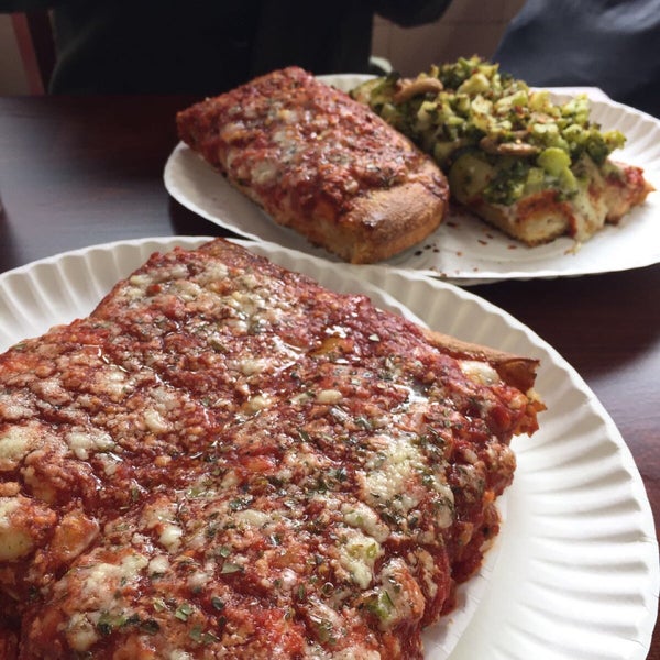 3/3/2017 tarihinde Carolyn T.ziyaretçi tarafından Famous Ben&#39;s Pizza of SoHo'de çekilen fotoğraf