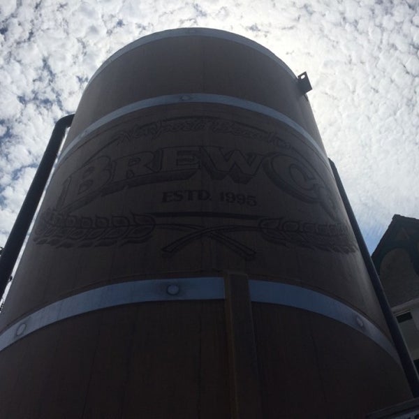 รูปภาพถ่ายที่ Newport Beach Brewing Co. โดย ᴡ R. เมื่อ 8/3/2016