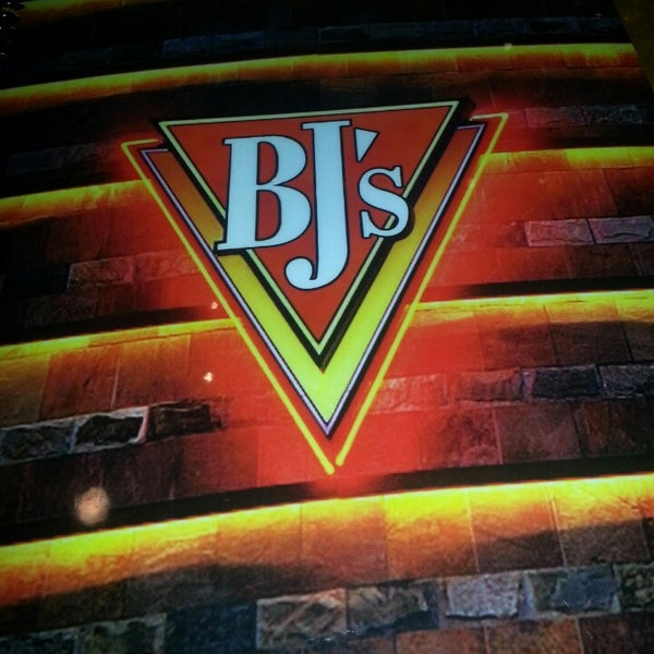 Photo taken at BJ&#39;s Restaurant &amp; Brewhouse by Olga on 5/4/2013