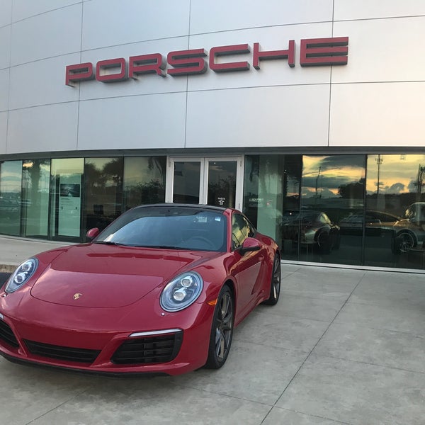 Das Foto wurde bei Porsche Mobile von Raj T. am 9/16/2017 aufgenommen