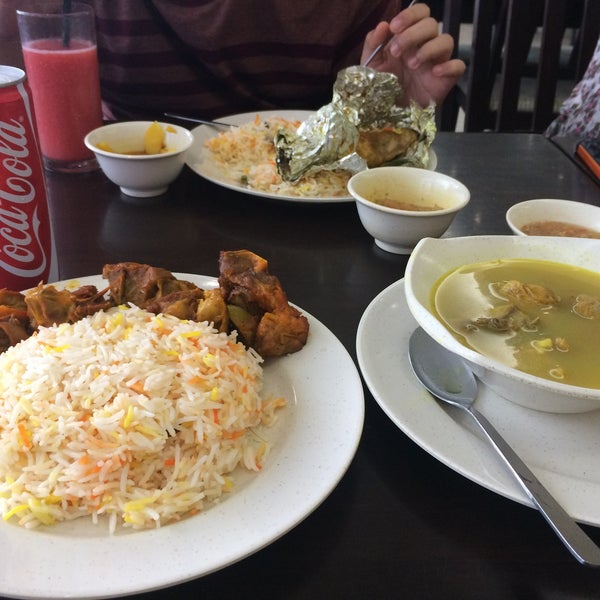 Foto scattata a Almaeda Arabian Cuisine da Liyana M. il 3/13/2016