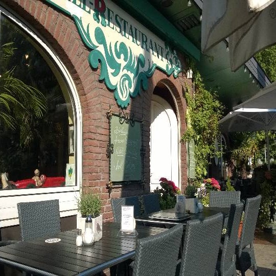 Gemütliches, rustikales Restaurant mit Terrasse Richtung Sonne und nettem Service. Hier gibt es sogar Wild Gerichte.