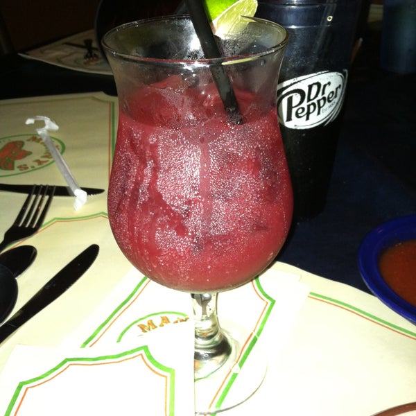 Foto diambil di Manny&#39;s Mexican Restaurant oleh Dani O. pada 7/3/2013
