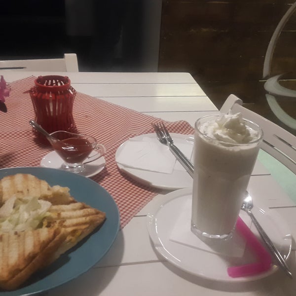 I tried the urkey toast with peanut-butter shake. It was really nice ;))