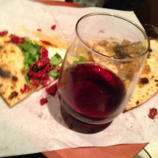 Foto tomada en Rosso Pizzeria and Wine Bar  por Loren B. el 12/31/2014