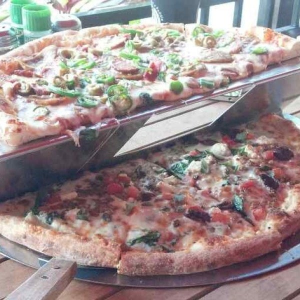 5/3/2013 tarihinde Melissa D.ziyaretçi tarafından Slyce Pizza Bar'de çekilen fotoğraf