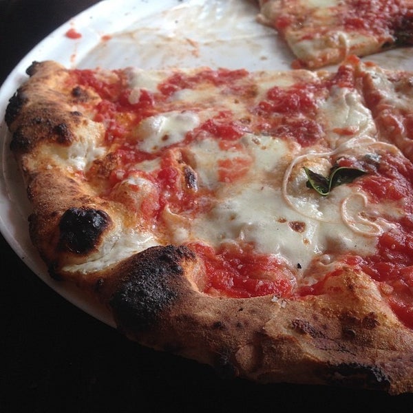 4/8/2014 tarihinde Kristen H.ziyaretçi tarafından Millies Old World Meatballs And Pizza'de çekilen fotoğraf