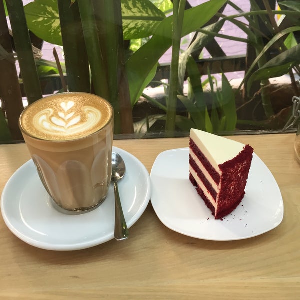Photo prise au Size S Coffee &amp; Bakery par Titisak W. le2/27/2015