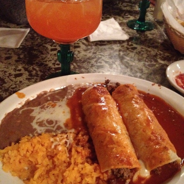 รูปภาพถ่ายที่ La Casa Mexican Restaurant โดย Aubrey S. เมื่อ 12/24/2013