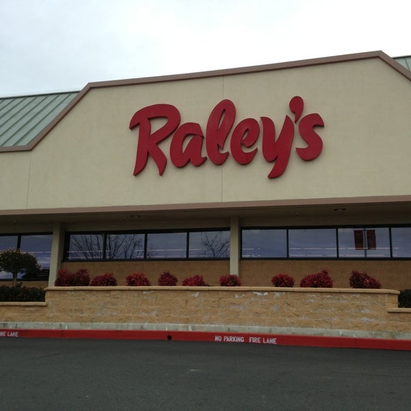 รูปภาพถ่ายที่ Raley&#39;s โดย Brian T. เมื่อ 1/24/2013