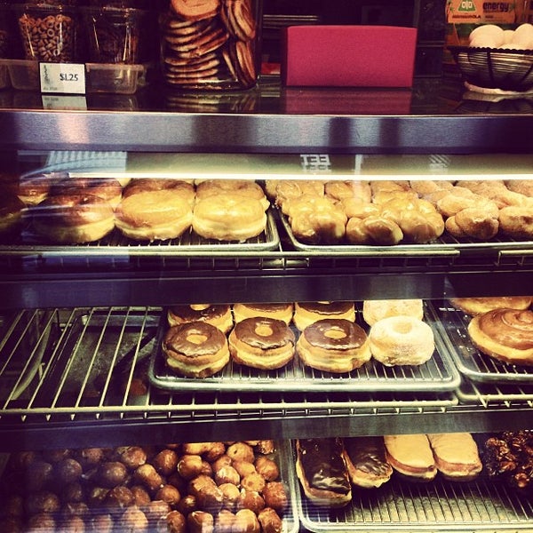 12/15/2012 tarihinde Devin C.ziyaretçi tarafından Allstar Donuts'de çekilen fotoğraf