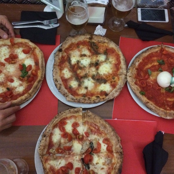 4/19/2016 tarihinde Valentinaziyaretçi tarafından Pizzeria O&#39; Vesuvio Napoletana Forno Legna'de çekilen fotoğraf