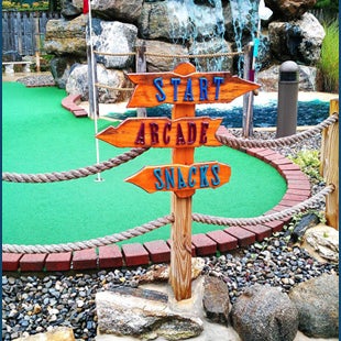 Снимок сделан в Castle Cove Mini Golf &amp; Arcade пользователем Castle Cove Mini Golf &amp; Arcade 9/8/2014