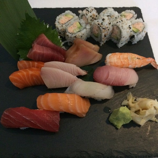 Photo taken at Umami Restaurant and Sushi Bar by Stephanie on 10/5/2014
