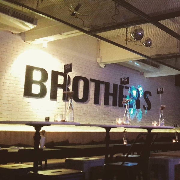 12/4/2015 tarihinde Supalak K.ziyaretçi tarafından Brother&#39;s Bar and Restaurant'de çekilen fotoğraf