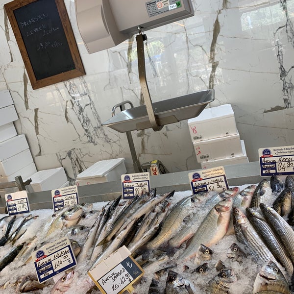 Foto tirada no(a) Kılıç Balık Market por M I. em 6/10/2019