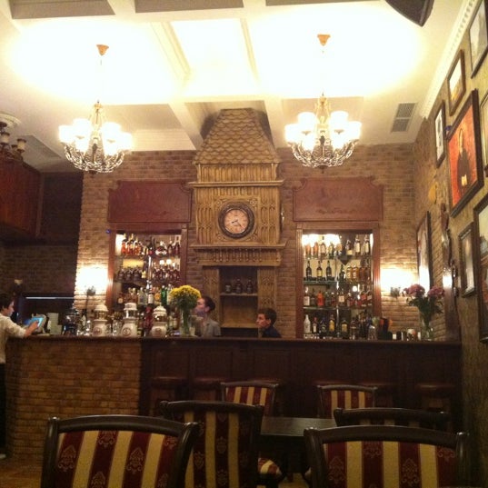 5/3/2013 tarihinde Lisa .ziyaretçi tarafından Churchill Pub / Черчилль Паб'de çekilen fotoğraf