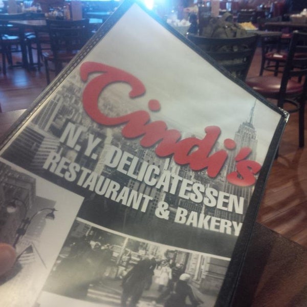 รูปภาพถ่ายที่ Cindi&#39;s New York Deli and Bakery โดย Joshua L. เมื่อ 7/29/2014