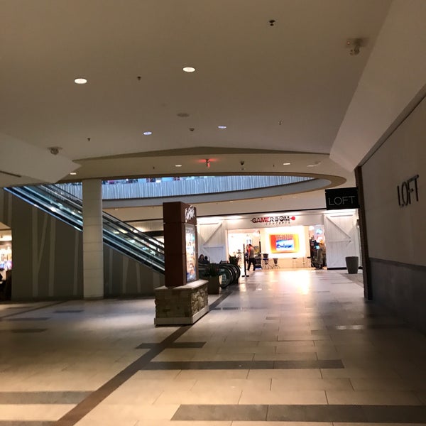 4/29/2017 tarihinde Joseph H.ziyaretçi tarafından Oak Park Mall'de çekilen fotoğraf