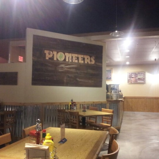 Foto scattata a Pioneers Western Kitchen da Keith il 10/5/2012