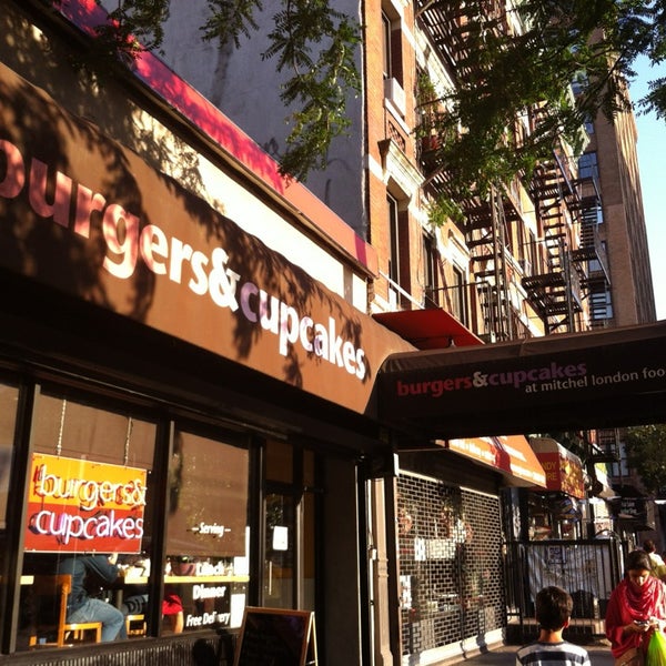 7/4/2013 tarihinde Heatherziyaretçi tarafından Burgers &amp; Cupcakes'de çekilen fotoğraf